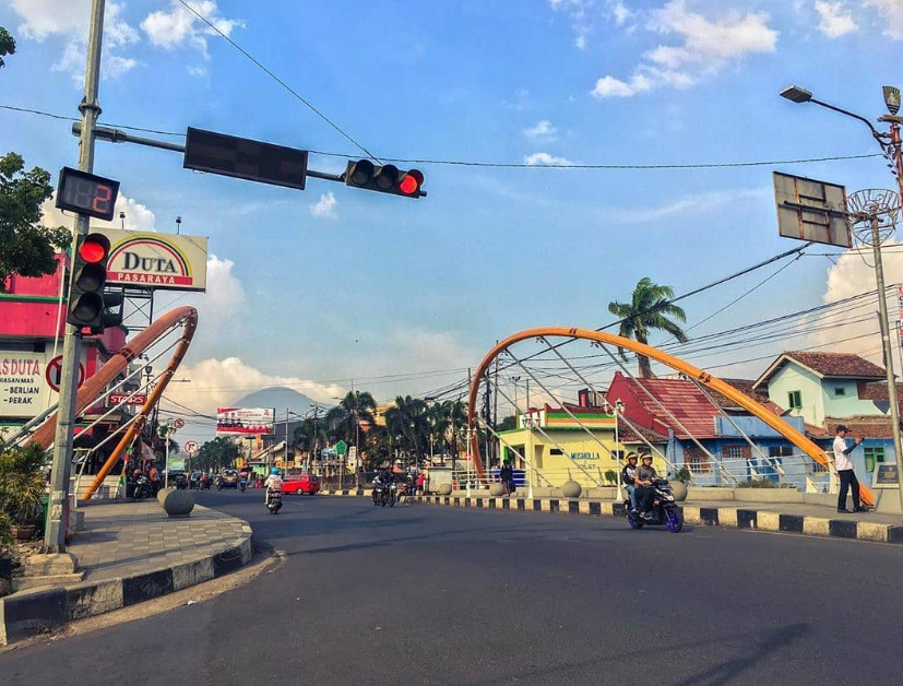 Bank Sumedang Salurkan Bantuan TJSLP/PBL untuk Penataan Jembatan Pasifik
