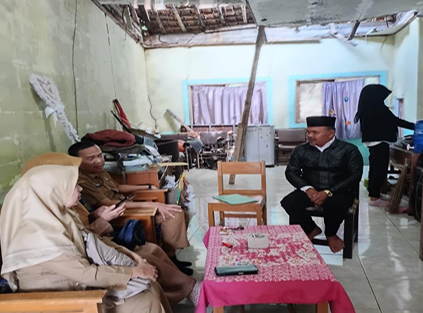Dukungan Rehabilitasi Ruang Guru MTs Istighfarlah di Sumedang Selatan